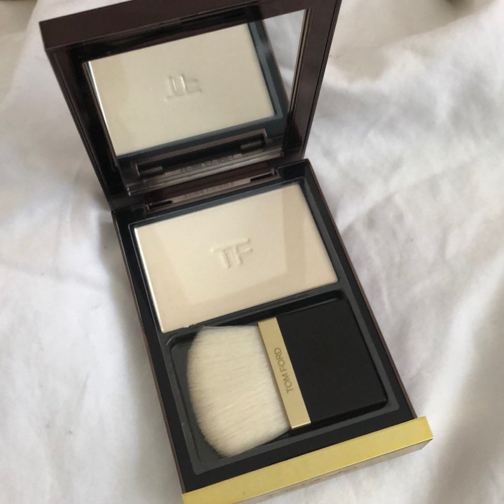 Tom Ford Illuminating Powder 02 translucent pink